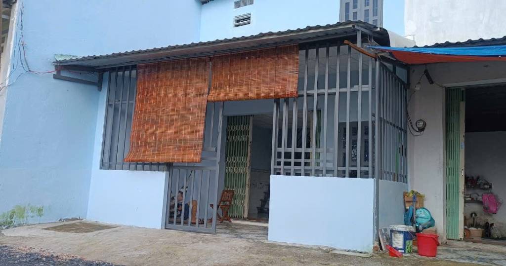 Nhà mặt tiền thoáng mát 2 tầng, cạnh kdc Phú Sinh, 590tr